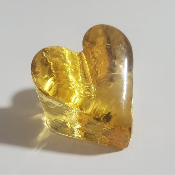 Fire & Light - Heart paperweight in "honey" - Picture 3 of 4